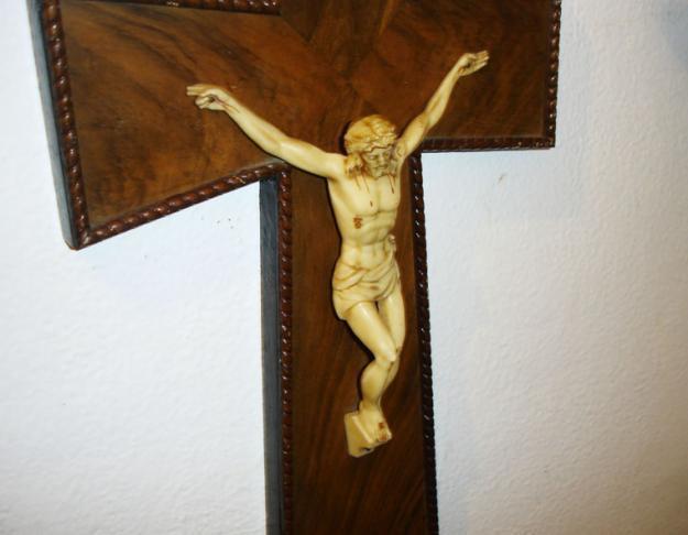 Precioso Cristo en  cruz de madera