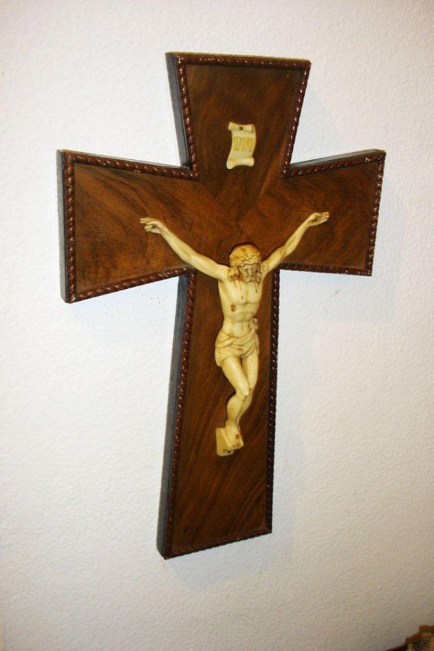 Precioso Cristo en la cruz  madera