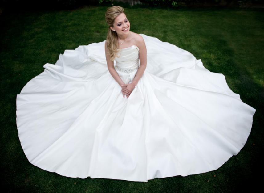 Precioso y elegante vestido de novia Manuel Mota (Pronovias)