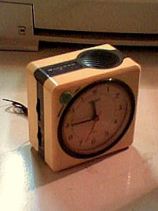 reloj de mesa con radio.marca grant.