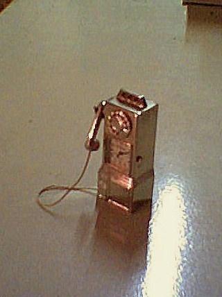 reloj en miniatura.telefono de metal.