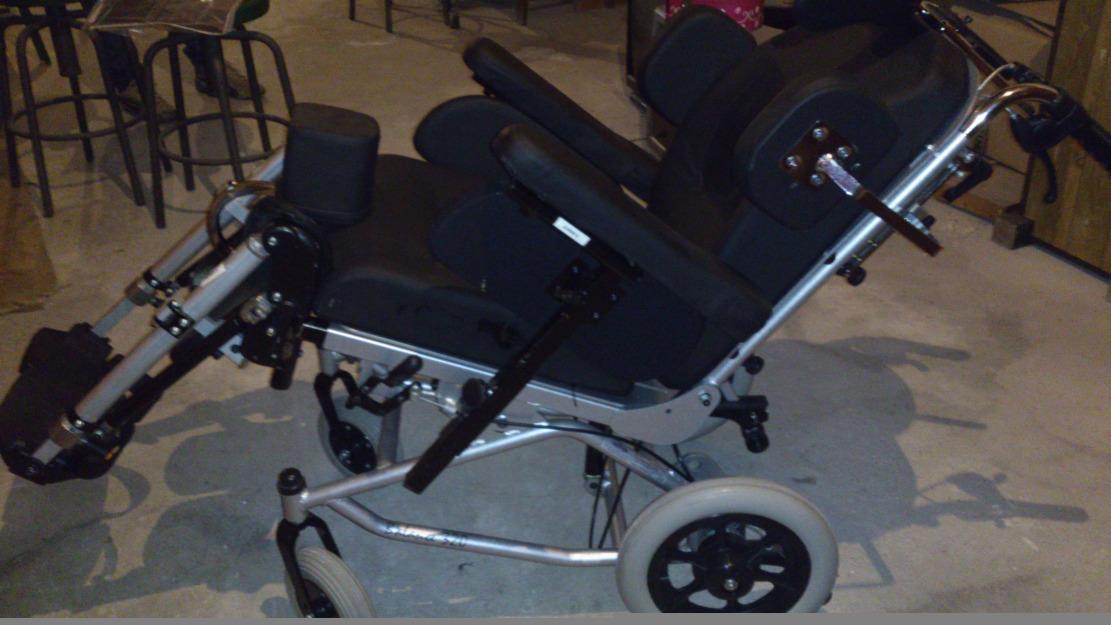se vende silla de ruedas basculante