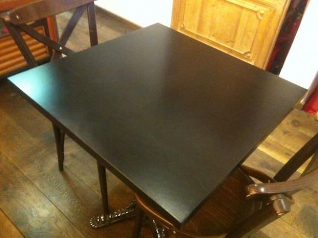 Sobres mesa negros de madera laminados