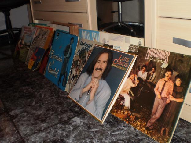 Tocadiscos y colección 33 discos vinilo años 70