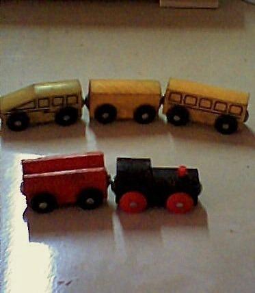 tren de madera en miniatura.