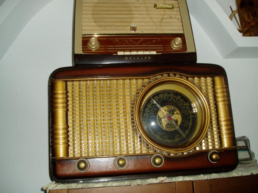 dos mecedoras antiguas y tres radios antiguas