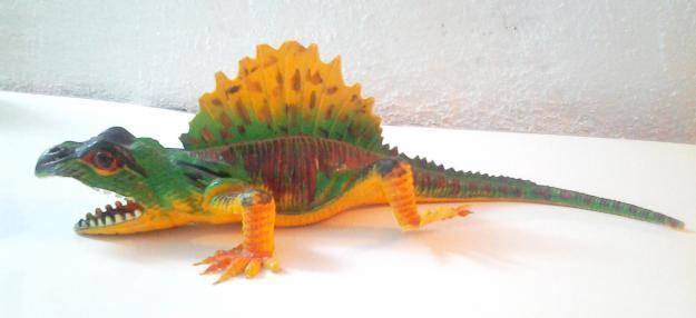 Figura monstruo dinosaurio