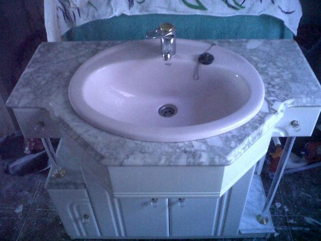 mueble de baño de marmol con lavabo y espejo de metatcrilato 2 halogenos