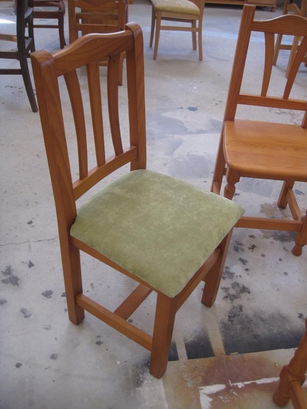 Mesa y sillas de madera