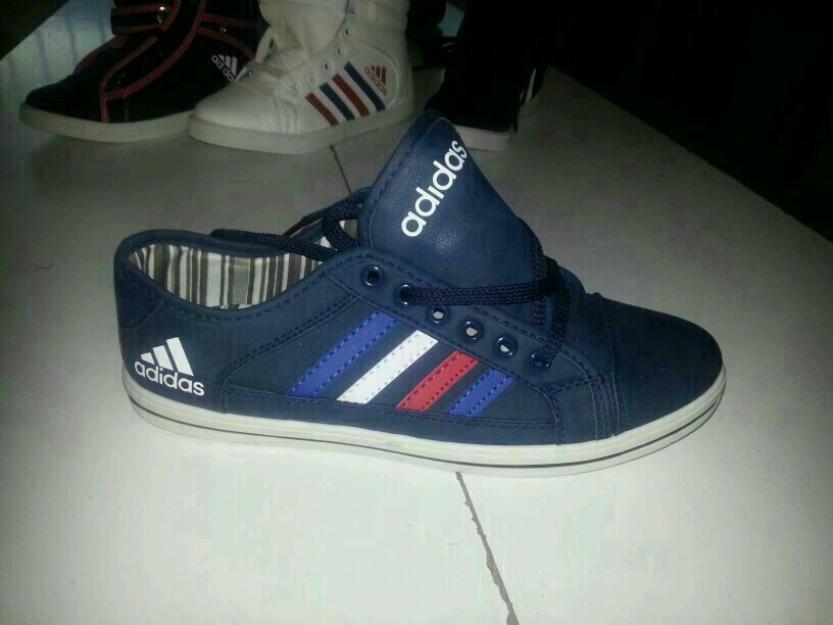 se vende sudadedera e tennis adidas   y chandal adidas