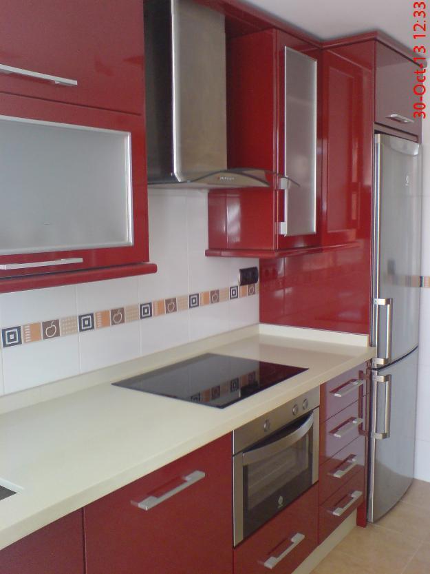 Se vende cocina color burdeos con electrodomésticos acero inox, apenas usada, como nueva.
