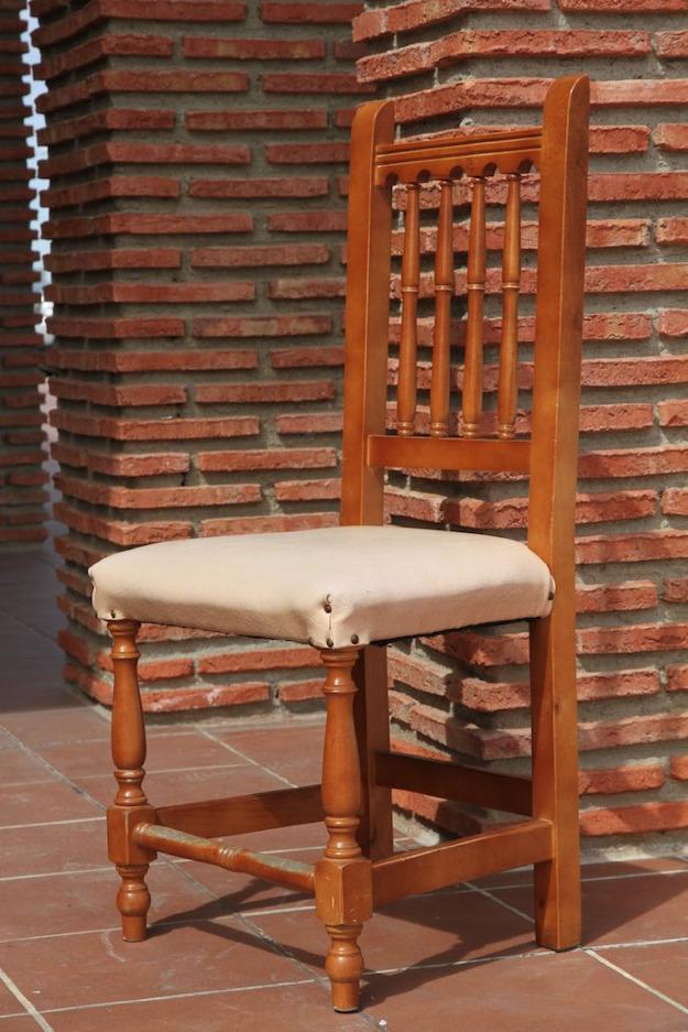 Silla de madera, asiento tapizado acolchado