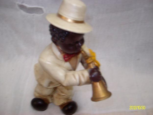 Negrito tocando el clarinete