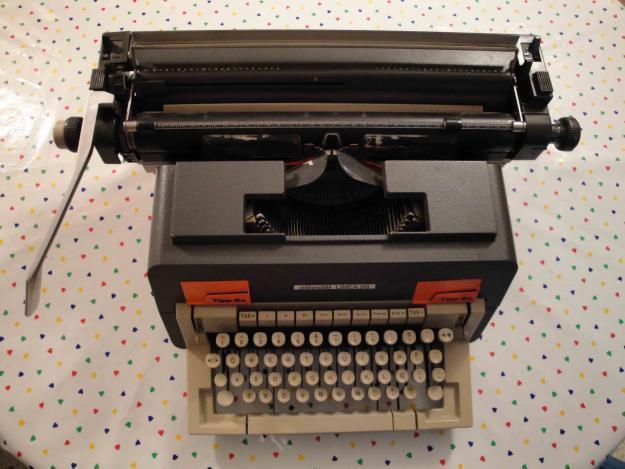 ***Vendo máquina de escribir OLIVETTI***