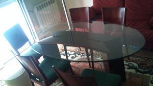 vendo mesa cristal de comedor con cinco sillas