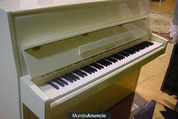 Vendo piano color blanco de pared buen estado y buen sonido.