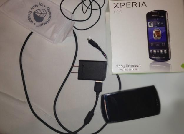 vendo Xperia Neo con cables y accesorios