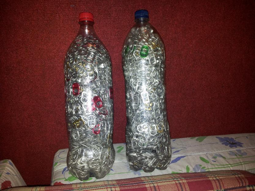 2 botellas de 2 litros con chapas de latas