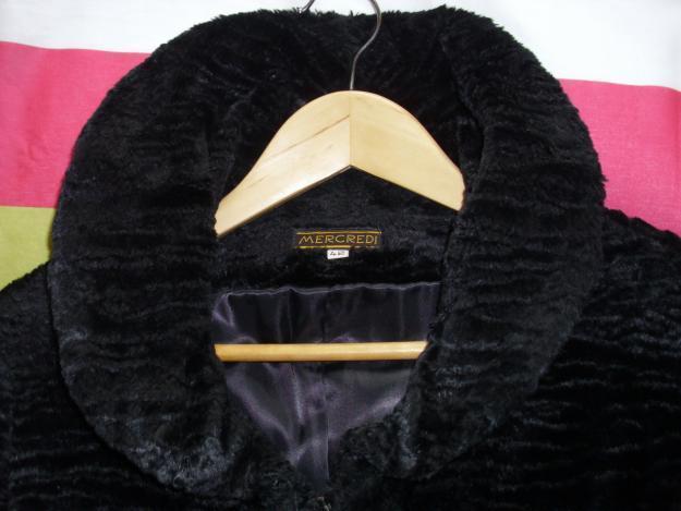 Abrigo elegante y moderno, de la marca MERCREDI, comprado en boutique, Talla 42.