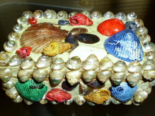 Vendo antiguo joyero, decorado con conchas de mar, En madera. Medidas: 15 cm de ancho