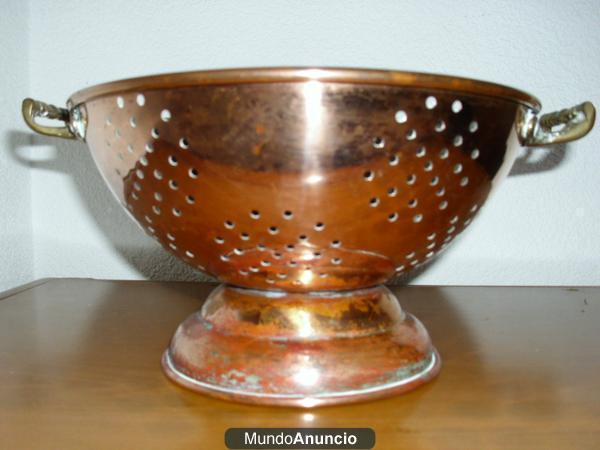 Vendo decorativo frutero metal de los años 60. Pesa 600 gramos. Medidas 22 cm de diametro y altura de 13 cm