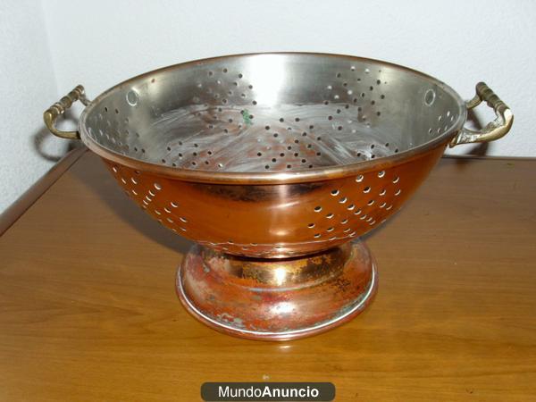 Vendo decorativo frutero metal de los años 60. Pesa 600 gramos. Medidas 22 cm de diametro y altura de 13 cm