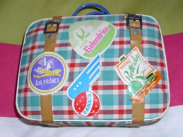 Vendo maleta de muñecas, año 1970. Forrada en tela por fuera y por dentro.