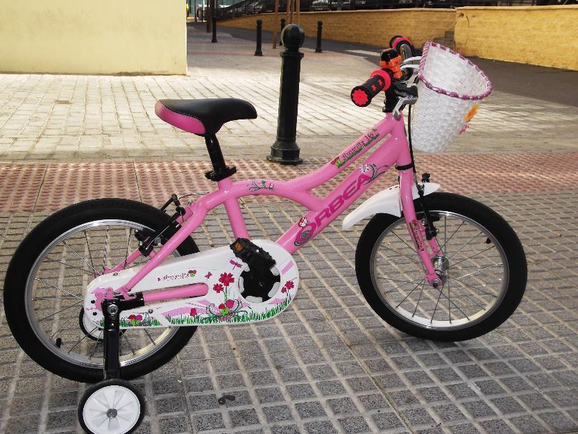 Bicicleta infantil flamante en Cádiz