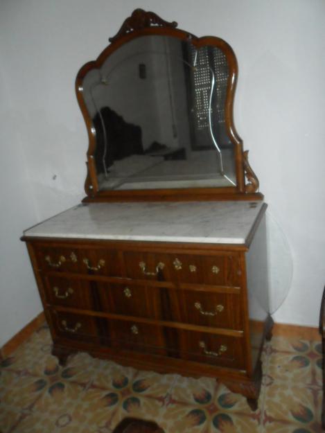 cómoda antigua con espejo