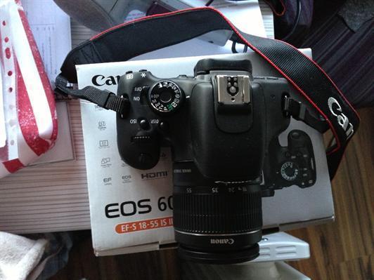 Canon EOS 600D con objetivo EF-S 18-55 mm IS II