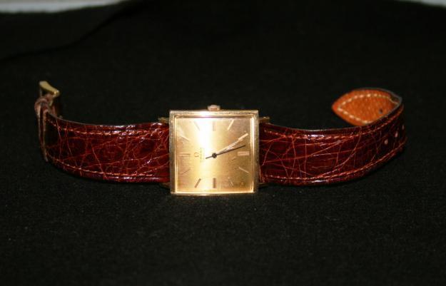 Dos relojes, a cuerda, de caballero (Longines y omega) en oro y piel.