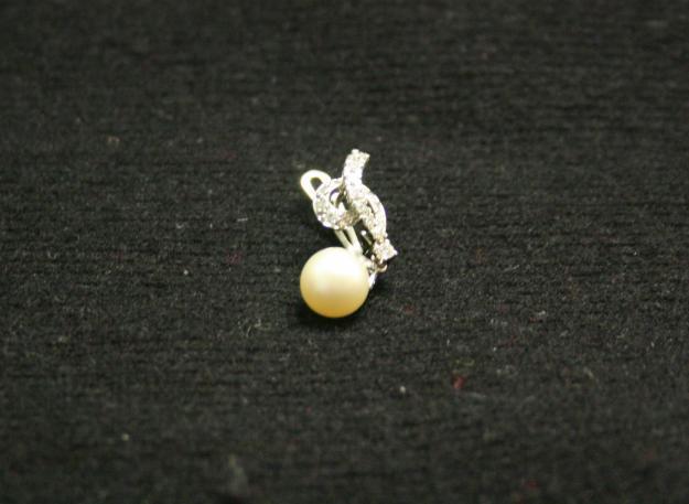 Pendientes de perlas con brillantes en oro blanco. Aprox. 3 cm. de longitud