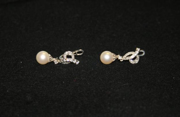Pendientes de perlas con brillantes en oro blanco. Aprox. 3 cm. de longitud