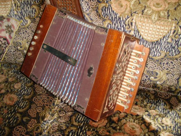 Se vende acordeon  aleman , antiguo  mas de 78 años , en madera , buen estado . una joya .