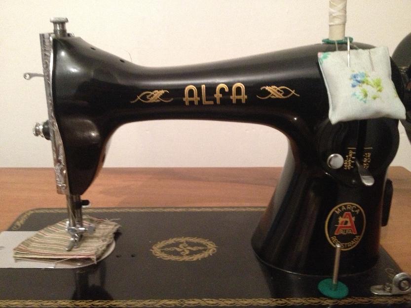 Maquina de coser ALFA Funciona.