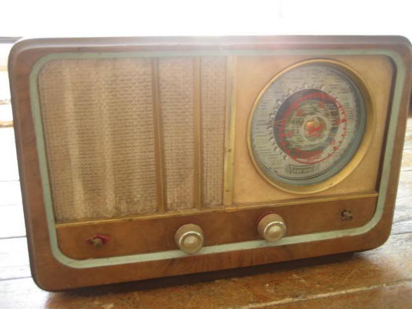Radio de valvulas antigua