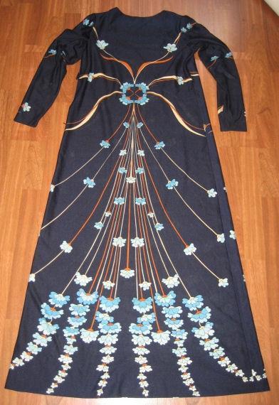 Vestido largo en azul con flores