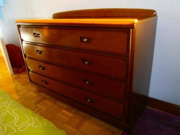 150 euros: conjunto de armario, cómoda y mesilla. madera de calidad.