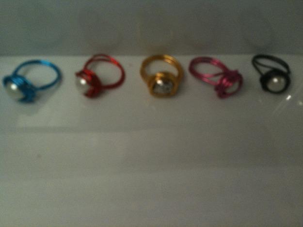 anillos y pulseras de alambre a mano