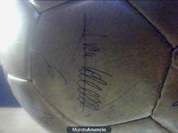 balon firmado por 20 jujadores del real madrid