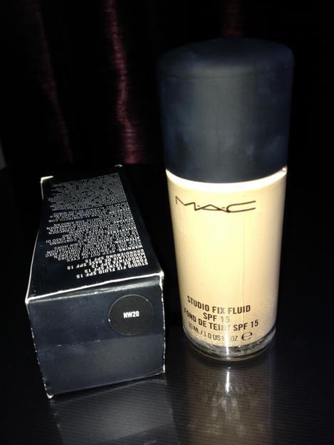 Base de maquillaje MAC / NW20