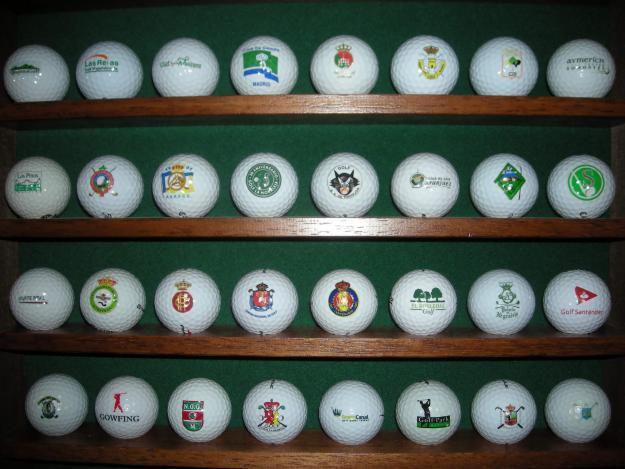 Colección de bolas de golf con el logo de los campos españoles