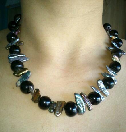collar de obsidiana y perlas