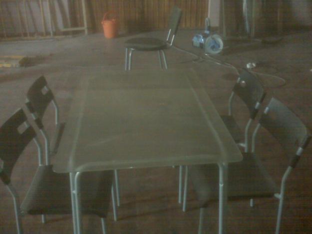 conjunto de mesas y sillas