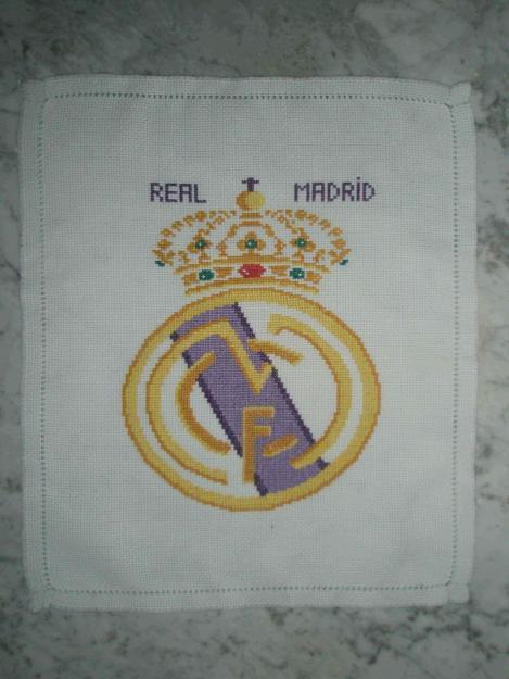 Escudo Real Madrid realizado manualmente a punto de cruz