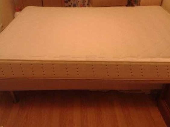 Estructura de cama y colchón