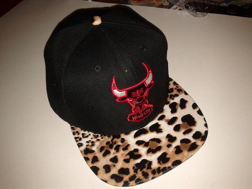 Gorra snapback Chicago Bulls negra con visiera leopardo