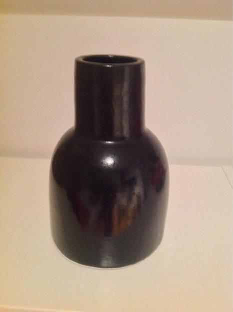 jarrón forma de botella negro