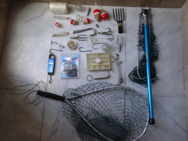 Lote de artículos de pesca: cucharillas y anzuelos