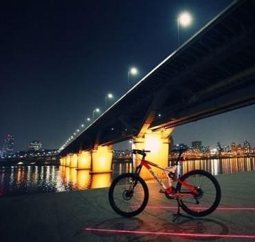 luz LED con laser para bicicleta